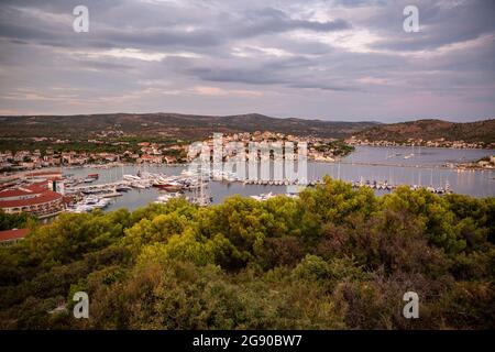 Nautische Schiffe im Meer nach Ort während des Sonnenuntergangs Rogoznica, Dalmatien, Kroatien Stockfoto