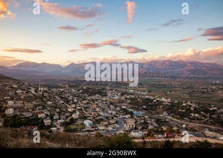 Albanien, Vlore County, Sarande, Wolken über Stadt Vorort mit Bergen im Hintergrund Stockfoto