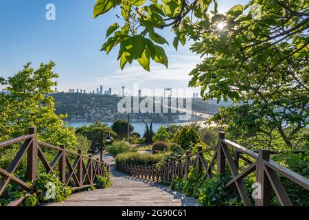 Die Fatih Sultan Mehmet Brücke in Istanbul, Türkei Stockfoto