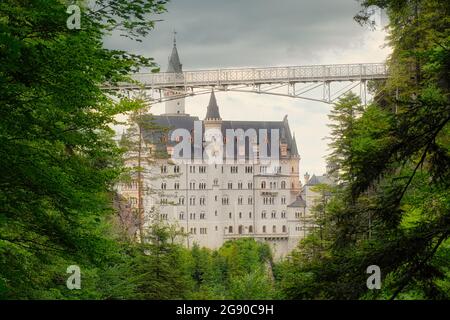 Schloss Neuschwanstein in Bayern, Deutschland. Märchenschloss mit spektakulärer Brücke, die Marienbrücke über die Pöllat-Schlucht in den Ammergauer Alpen. Stockfoto