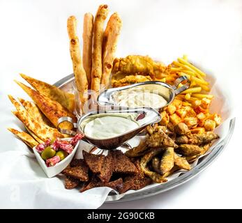 Große Teller, große Auswahl an Snacks für Bier serviert Stockfoto