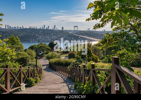 Die Fatih Sultan Mehmet Brücke in Istanbul, Türkei Stockfoto
