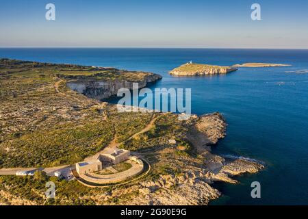 Malta, Northern District, Mellieha, Luftaufnahme von Mistra Battery und Saint Pauls Island mit klarer Horizontslinie über dem Mittelmeer im Hintergrund Stockfoto