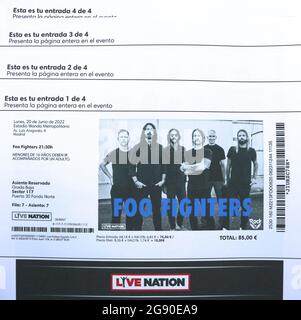 Vier Papier heruntergeladene Konzertkarten für die amerikanische Rockgruppe The Foo Fighters abgesagt Konzert Wanda Metropolitan Stadium Madrid Spanien Juni 2022 Stockfoto