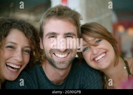 Glückliche männliche und weibliche Freunde im Restaurant Stockfoto