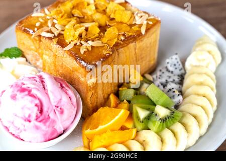 Honig Toast Honig mit Erdbeereis gekrönt und mischen Früchte Stockfoto