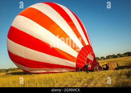 Balloon Festival. Vorbereiten eines Ballons mit einem Korb in den Himmel zu starten.Dnepropetrovsk, Ukraine - 08.30.2020: Ballons. Vorbereiten eines Ballons mit einem Stockfoto