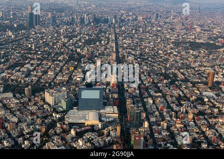 Mexiko, Mexiko-Stadt, Luftaufnahme der dicht besiedelten Stadt in der Abenddämmerung Stockfoto