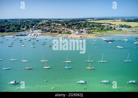 Itschenor West Sussex mit Segelbooten, die in der Mündung und auf dem hölzernen Steg in der wunderschönen Landschaft Südenglands festgemacht sind. Antenne. Stockfoto