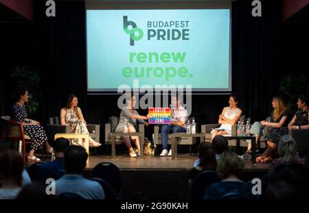 Budapest, Ungarn. Juli 2021. Die Europaabgeordneten halten ein Schild mit der Aufschrift „LGBTIQ Freedom Zone“ während eines interaktiven Diskussionstreffens, das von der Budapest Pride im Vorfeld der 26. Budapester Pride-Parade am 23. Juli 2021 in Budapest, Ungarn, organisiert wurde. Während des Treffens erörterten die Abgeordneten die Situation der LGBTI-Bürgerrechte in Ungarn und was die Europäische Union bisher für die LGBTI-Bürgerrechte getan hat. (Bild: © Aleksander Kalka/ZUMA Press Wire) Bild: ZUMA Press, Inc./Alamy Live News Stockfoto