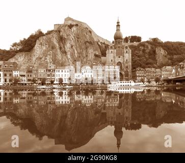 Reflexionen der Zitadelle und der Stiftskirche unserer Lieben Frau an der Maas, Dinant, Belgien in Sepia-Farbe Stockfoto
