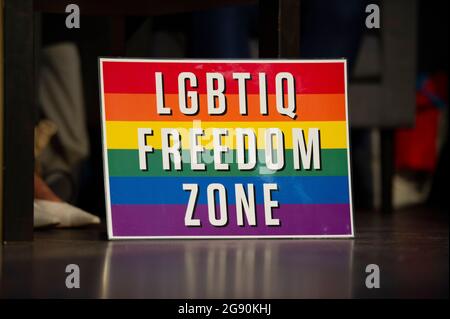 Budapest, Ungarn. Juli 2021. Ein LGBTIQ Freedom Zone Zeichen wird während eines interaktiven Diskussionstreffens gesehen, das von der Budapest Pride im Vorfeld der 26. Budapest Pride Parade am 23. Juli 2021 in Budapest, Ungarn, organisiert wird. Während des Treffens erörterten die Abgeordneten die Situation der LGBTI-Bürgerrechte in Ungarn und was die Europäische Union bisher für die LGBTI-Bürgerrechte getan hat. (Bild: © Aleksander Kalka/ZUMA Press Wire) Bild: ZUMA Press, Inc./Alamy Live News Stockfoto