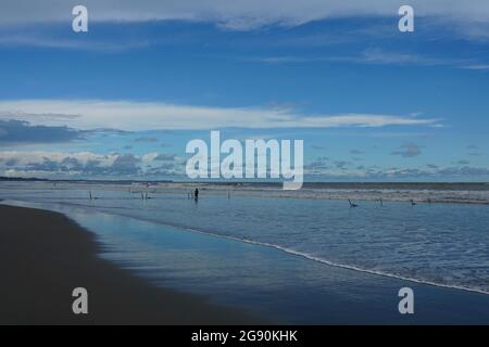 18. Juli 2021, Cox's Bazar, Bangladesch: Ein Strand von Cox's Bazar wird als leer dargestellt, da alle Touristenattraktionen aufgrund einer landesweiten Sperre am Kolatoli Point im Touristenort Cox's Bazar geschlossen bleiben.die Sperrung durch das Coronavirus durch Covid-19 hat den meistbesuchten Touristenort des Landes auf das Knie erhoben. (Bild: © Sultan Mahmud Mukut/SOPA-Bilder über ZUMA Press Wire) Stockfoto