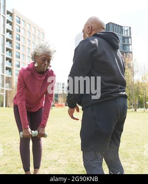 Mann und Frau trainieren im öffentlichen Park Stockfoto