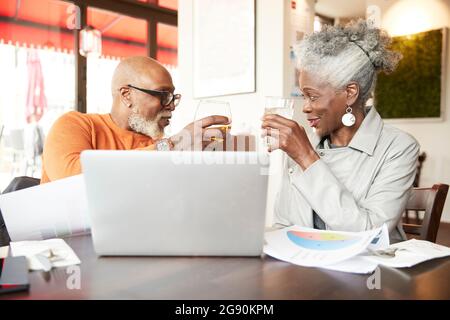 Männliche und weibliche Profis genießen Getränke im Restaurant Stockfoto