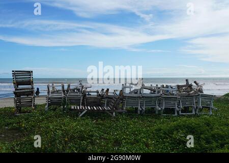 18. Juli 2021, Cox's Bazar, Bangladesch: Strandliegen am Meeresstrand stehen voll da alle Touristenattraktionen wegen einer landesweiten Sperre am Kolatoli Point im Touristenort Bazar von Cox geschlossen bleiben.die Sperrung des Coronavirus durch Covid-19 hat den meistbesuchten Touristenort des Landes auf das Knie gedrängt. (Bild: © Sultan Mahmud Mukut/SOPA-Bilder über ZUMA Press Wire) Stockfoto