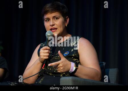 Budapest, Ungarn. Juli 2021. Die irische Europaabgeordnete MARIA WALSH von der liberal-konservativen und christlich-demokratischen Fine Gael-Partei und Mitglied der Europäischen Volkspartei (EVP) hält eine Rede während eines interaktiven Diskussionstreffens, das von der Budapest Pride im Vorfeld der 26. Budapester Pride-Parade am 23. Juli 2021 in Budapest, Ungarn, organisiert wurde. Während des Treffens erörterten die Abgeordneten die Situation der LGBTI-Bürgerrechte in Ungarn und was die Europäische Union bisher für die LGBTI-Bürgerrechte getan hat. (Bild: © Aleksander Kalka/ZUMA Press Wire) Bild: ZUMA Press, Inc./Alam Stockfoto