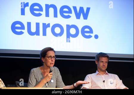 Budapest, Ungarn. Juli 2021. Die französischen Abgeordneten FABIENNE KELLER (L) und PIERRE KARLESKIND (R) nehmen an einem interaktiven Diskussionstreffen Teil, das von der Budapest Pride im Vorfeld der 26. Budapester Pride-Parade am 23. Juli 2021 in Budapest, Ungarn, organisiert wird. Während des Treffens erörterten die Abgeordneten die Situation der LGBTI-Bürgerrechte in Ungarn und was die Europäische Union bisher für die LGBTI-Bürgerrechte getan hat. (Bild: © Aleksander Kalka/ZUMA Press Wire) Bild: ZUMA Press, Inc./Alamy Live News Stockfoto