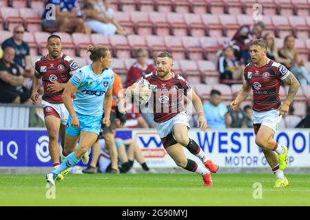 Wigan, Großbritannien. Juli 2021. Jackson Hastings (31) von Wigan Warriors läuft mit dem Ball in Wigan, Großbritannien am 7/23/2021. (Foto von Conor Molloy/News Images/Sipa USA) Quelle: SIPA USA/Alamy Live News Stockfoto