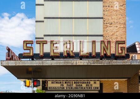 Sterling, Illinois - Vereinigte Staaten - 22. Juni 2021: Das Sterling Theater, ursprünglich 1924 eröffnet, im Morgenlicht. Stockfoto