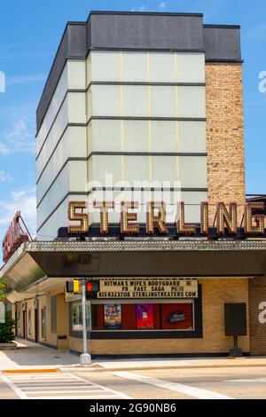 Sterling, Illinois - Vereinigte Staaten - 22. Juni 2021: Das Sterling Theater, ursprünglich 1924 eröffnet, im Morgenlicht. Stockfoto