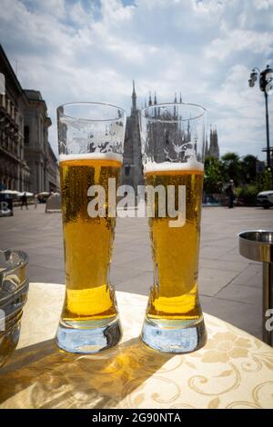 Zwei Gläser kaltes Bier stehen nebeneinander auf einem Tisch Stockfoto