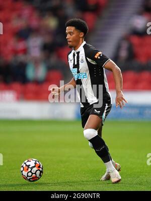 Jamal Lewis von Newcastle United während des Freundschaftsspiel vor der Saison im Keepmoat Stadium, Doncaster. Bilddatum: Freitag, 23. Juli 2021. Stockfoto