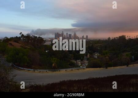 Rauch aus wildem Feuer hängt über der Skyline von Los Angeles Stockfoto