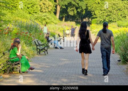 Glasgow, Großbritannien. Juli 2021. UK Wetter: Glasgow, Schottland, 23. Juli 2021. Wetter in Großbritannien: Der sonnige kelvingrove Park verwandelte sich in die vornehmen Wiesen in Edinburgh, als die Polizei den Park patrouillierte, um den netten Menschen zu ermöglichen, sich selbst zu erfreuen, während die Anti-Sozialen weg blieben. Quelle: Gerard Ferry/Alamy Live News Quelle: gerard Ferry/Alamy Live News Stockfoto