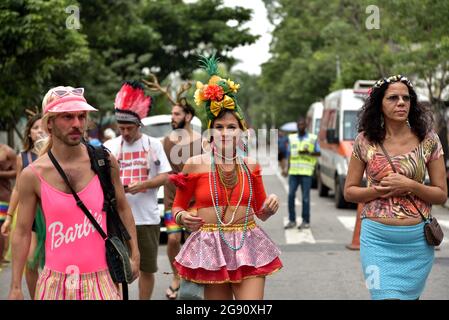 16. Februar 2020: Farbenfroh kostümierte Teilnehmer genießen die Straßenfeste des Karnevals in Rio de Janeiro, eine jährliche Veranstaltung mit touristischem Interesse. Stockfoto