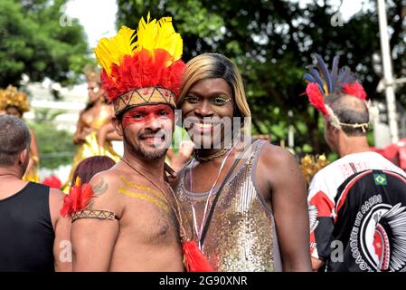 Brasilien – 16. Februar 2020: Fröhliche kostümierte Feiernden genießen die Feierlichkeiten des Karnevals in Rio de Janeiro, eine Veranstaltung mit internationalem touristischem Interesse. Stockfoto