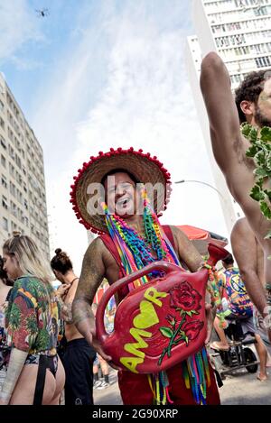 Brasilien – 16. Februar 2020: Lächelnder kostümierter Nachtschwärmer tritt während des Karnevals in Rio de Janeiro auf, einer Veranstaltung mit internationalem touristischem Interesse Stockfoto