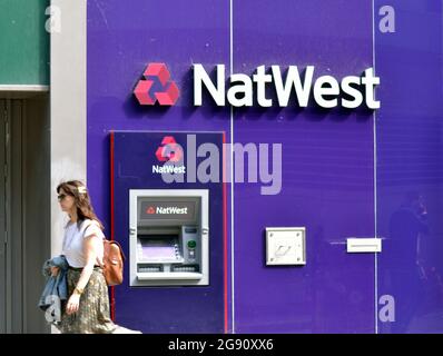 Eine Frau geht an einer NatWest-Bankfiliale und einem geldautomaten im Zentrum von Manchester, England, vorbei Stockfoto