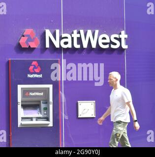 Ein Mann geht an einer NatWest-Bankfiliale und einem geldautomaten im Zentrum von Manchester, England, vorbei Stockfoto