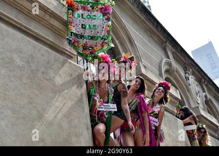 Brasilien – 16. Februar 2020: Fröhliche kostümierte Feiernden feiern den Beginn des Karnevals in Rio de Janeiro, eines der renommiertesten Festivals der Welt Stockfoto