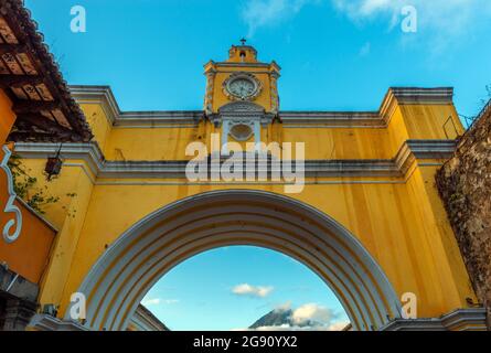 Santa Catalina Arch mit Vulkan Agua vor Sonnenaufgang, Antigua, Guatemala. Stockfoto