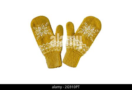 Ein Paar gelb-orange gestrickte Fäustlinge mit weihnachtlichem Muster auf weißem Hintergrund. Collage aus verschiedenen Fäustlingen. Stockfoto
