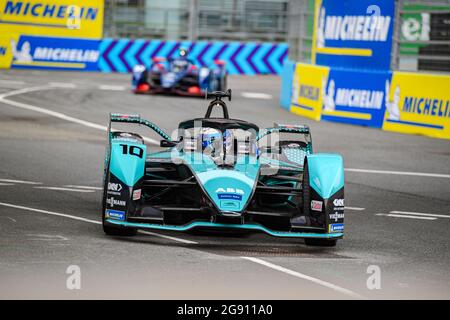 London, Großbritannien. Juli 2021. Sam Bird von Jaguar Racing während des Trainings 1 vor dem Heineken London E-Prix 2021 auf dem Excel Circuit am Freitag, 23. Juli 2021 in LONDON, ENGLAND. Kredit: Taka G Wu/Alamy Live Nachrichten Stockfoto