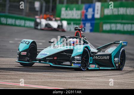 London, Großbritannien. Juli 2021. Mitch Evans von Jaguar Racing während des Trainings 1 vor dem Heineken London E-Prix 2021 auf dem Excel Circuit am Freitag, 23. Juli 2021 in LONDON, ENGLAND. Kredit: Taka G Wu/Alamy Live Nachrichten Stockfoto