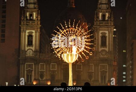 Rio de Janeiro, Brasilien. Juli 2021. (SPO) Reaktivierungszeremonie des olympischen Scheiterhaufen in Rio de Janeiro. 22. Juli 2021, Rio de Janeiro, Brasilien: Die Zeremonie fand am Donnerstag (22) in Candelaria statt, wo die Stadt Rio nach den Olympischen Spielen 2016 zum ersten Mal den olympischen Scheiterhaufen entzündete. Die Eröffnungszeremonie der Olympischen Spiele in Tokio findet heute (23) statt. Der Bürgermeister von Rio de Janeiro, Eduardo Paes, und der japanische Konsul, Ken Hashiba, nehmen an der Zeremonie Teil. (Bild: © Silvia Machado/TheNEWS2 via ZUMA Press Wire) Bild: ZUMA Press, Inc./Alamy Live News Stockfoto