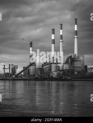 Blick auf Ravenswood Generating Station, von Roosevelt Island, New York City Stockfoto
