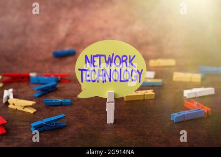Textunterschrift zur Darstellung der Netzwerktechnologie. Geschäftsübersicht Daten digital über Informationssysteme übertragen Thinking New Bright Ideas Renewing Stockfoto