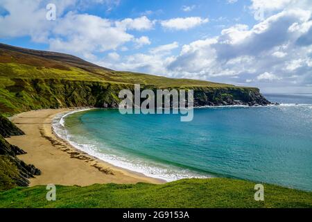 Ein ruhiger Strand etwas außerhalb von Glencolmkille Irland. Stockfoto