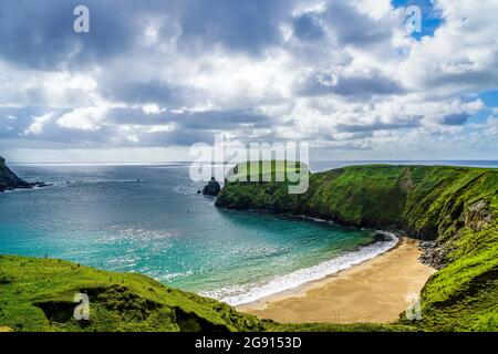 Ein ruhiger Strand etwas außerhalb von Glencolmkille Irland. Stockfoto