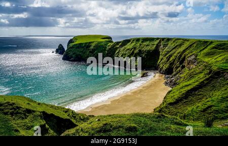 Ein ruhiger Strand etwas außerhalb von Glencolmkille Irland. Stockfoto