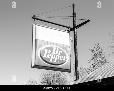 Ein altes Dr. Pepper Schild, in Maine Stockfoto