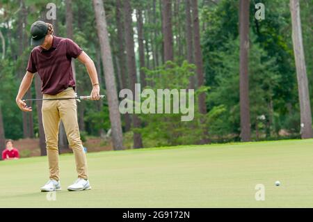 Pinehurst, North Carolina, USA. Juli 2021. LUKE CLANTON aus Miami Lakes, Florida, hängt seinen Kopf, nachdem er während des Halbfinales beim 73. US-Junior Amateur, 23. Juli 2021, auf dem Country Club of North CarolinaÃs Dogwood Course im Dorf Pinehurst einen Putt am 12. Loch verpasst hat, N.C. Dieses yearÃs-Turnier sah das größte Feld aller Zeiten mit 264 Spielern, die am 19. Juli mit dem Schlagspiel begannen. (Bild: © Timothy L. Hale/ZUMA Press Wire) Stockfoto