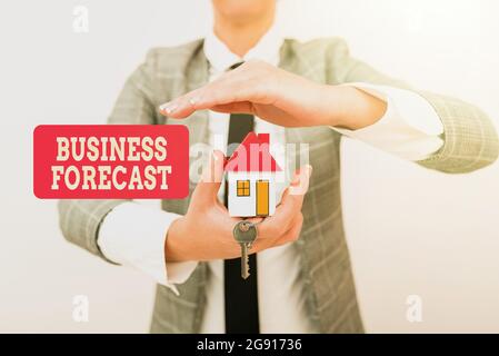 Text mit Anzeige der Business Forecast wird geschrieben. Wort für die Schätzung oder Vorhersage zukünftiger Entwicklungen in der Geschäftsverteilung von Ersparnissen zum Kauf neuer Immobilien Stockfoto