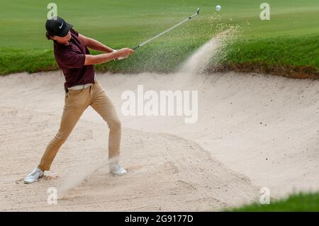 Pinehurst, North Carolina, USA. Juli 2021. LUKE CLANTON aus Miami Lakes, Florida, spielt während des Halbfinales beim 73. US-Junior Amateur, 23. Juli 2021, auf dem Country Club of North CarolinaÃs Dogwood Course im Dorf Pinehurst einen Schuss aus einem Bunker auf dem 12. Loch, N.C. Dieses yearÃs-Turnier sah das größte Feld aller Zeiten mit 264 Spielern, die am 19. Juli mit dem Schlagspiel begannen. (Bild: © Timothy L. Hale/ZUMA Press Wire) Stockfoto