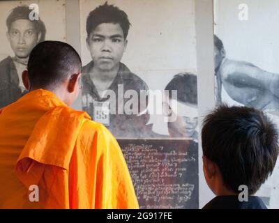 Buddhistischer Mönch und junge in der Ausstellung im Gefängnis Tuol Sleng, Phnom Penh, Kambodscha Stockfoto